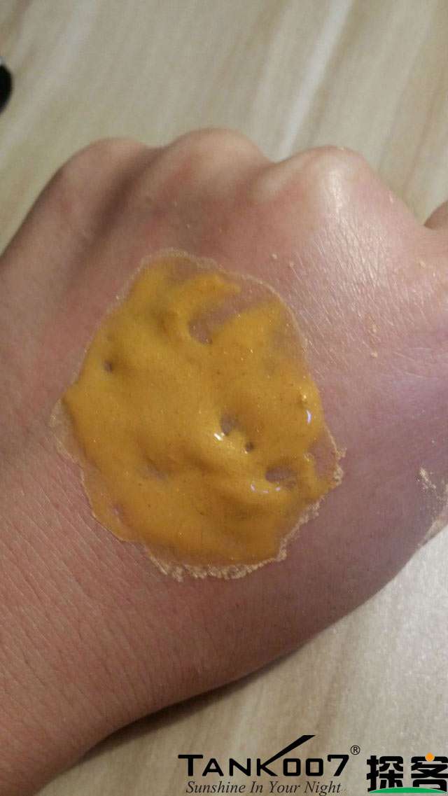 客戶買了紫光手電驗(yàn)熒光劑，先拿面膜大姨媽巾開刀 