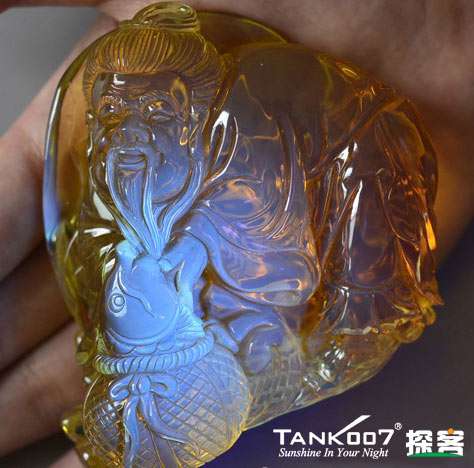網(wǎng)上用紫光手電鑒定琥珀的帖子這么多，哪個(gè)是真假？