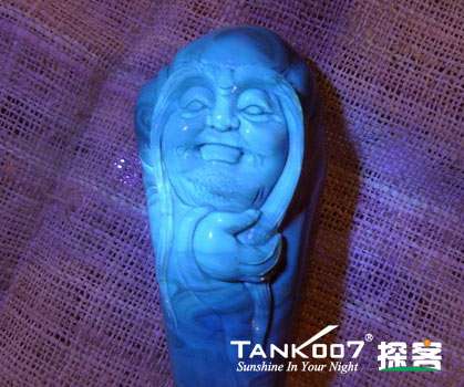 網(wǎng)上用紫光手電鑒定琥珀的帖子這么多，哪個(gè)是真假？
