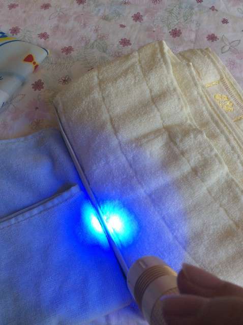  寶媽買了紫光手電，衣服上好多熒光劑，看的心慌害怕