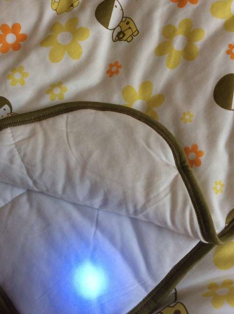  寶媽買了紫光手電，衣服上好多熒光劑，看的心慌害怕
