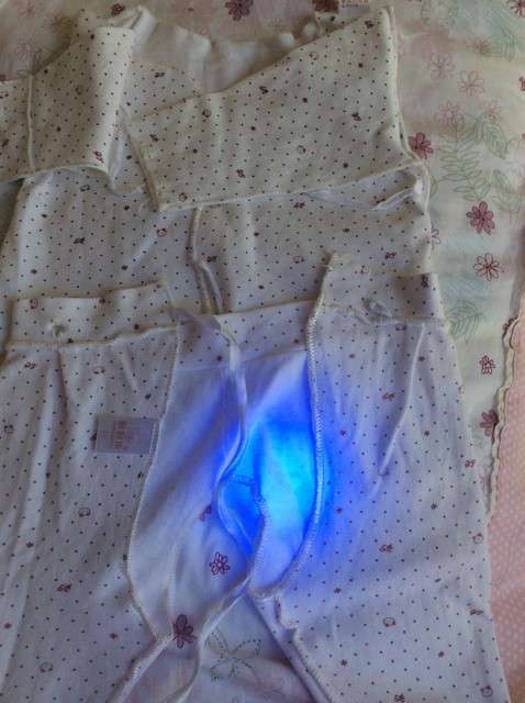  寶媽買了紫光手電，衣服上好多熒光劑，看的心慌害怕