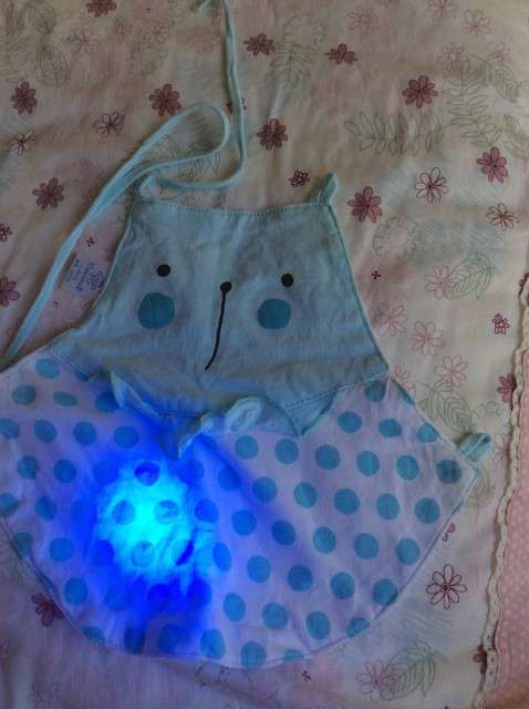  寶媽買了紫光手電，衣服上好多熒光劑，看的心慌害怕