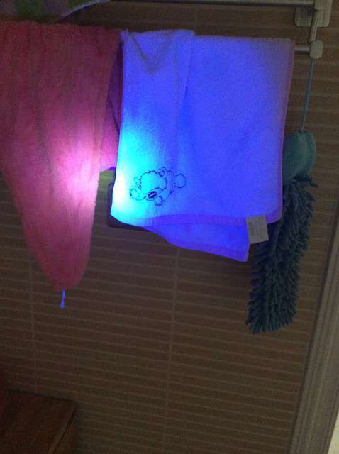  寶媽買了紫光手電，衣服上好多熒光劑，看的心慌害怕